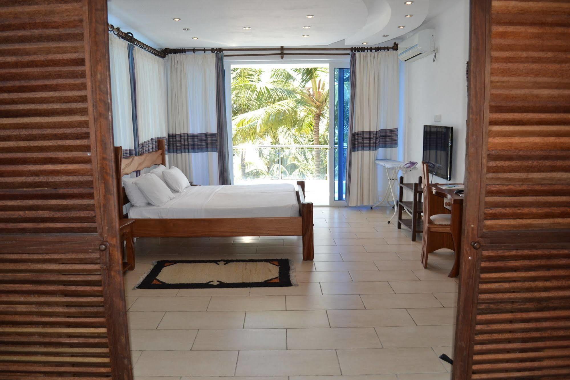 Cowrie Shell Beach Apartments Official Bamburi Ngoại thất bức ảnh